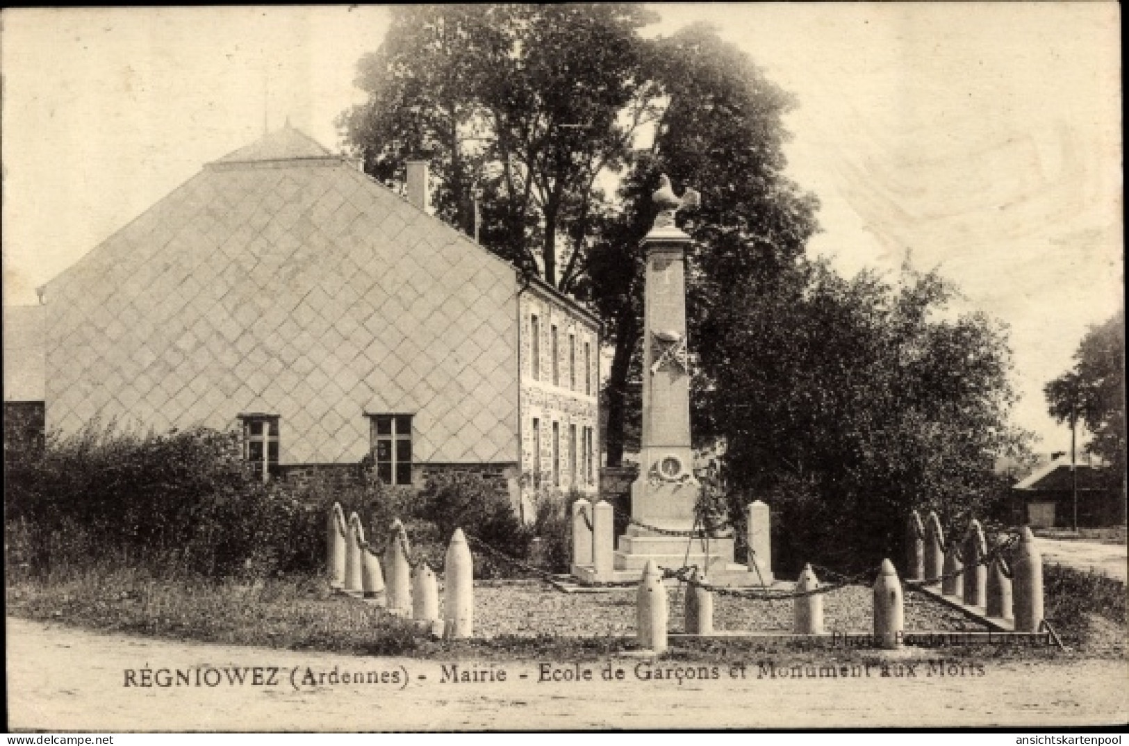 CPA Regniowez Ardennes, Rathaus, Jungenschule Und Kriegerdenkmal - Autres & Non Classés