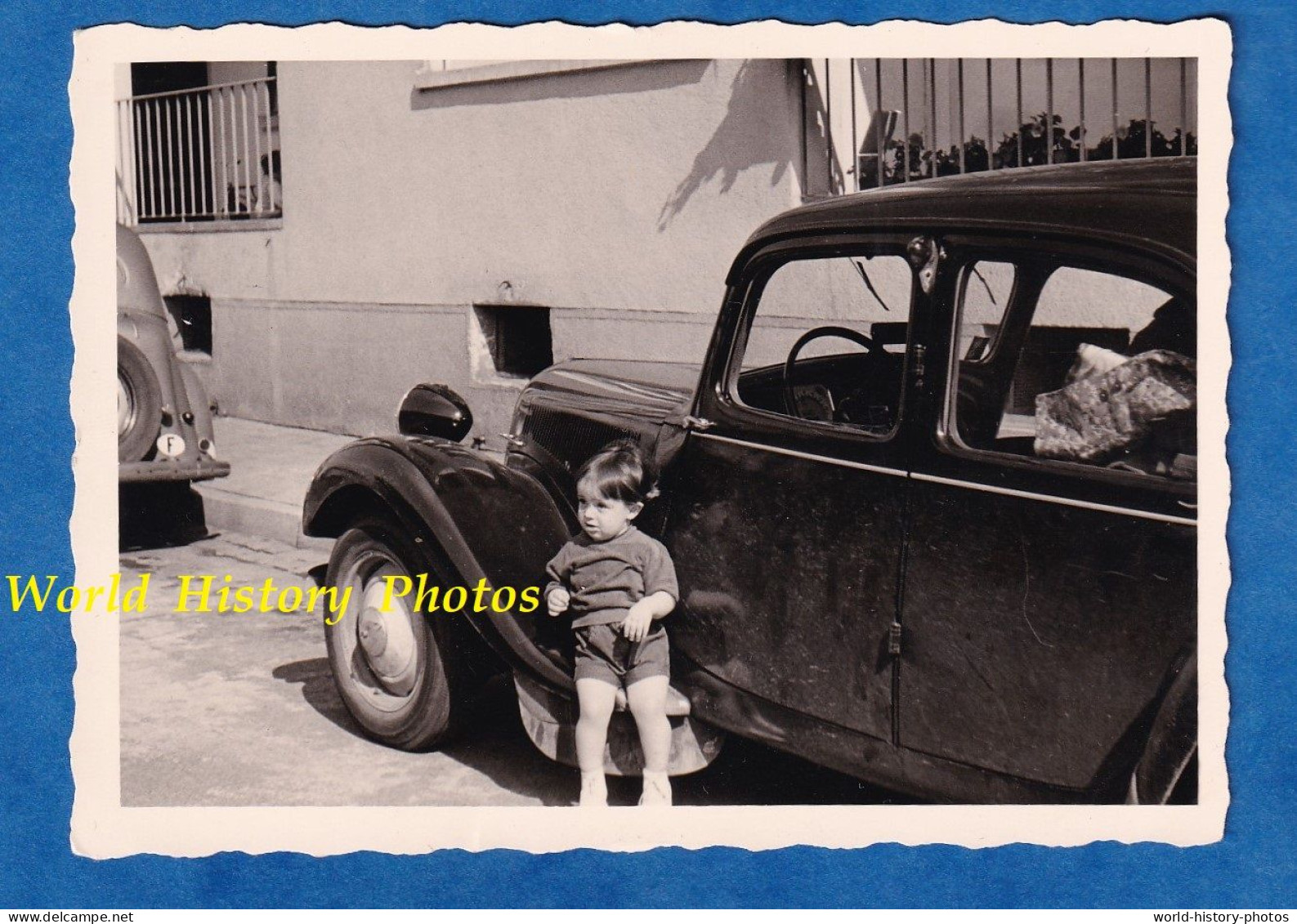 Photo Ancienne Snapshot - Portrait D'un Petit Garçon Devant Une Automobile CITROEN Traction - 1957 - Enfant Mignon - Coches