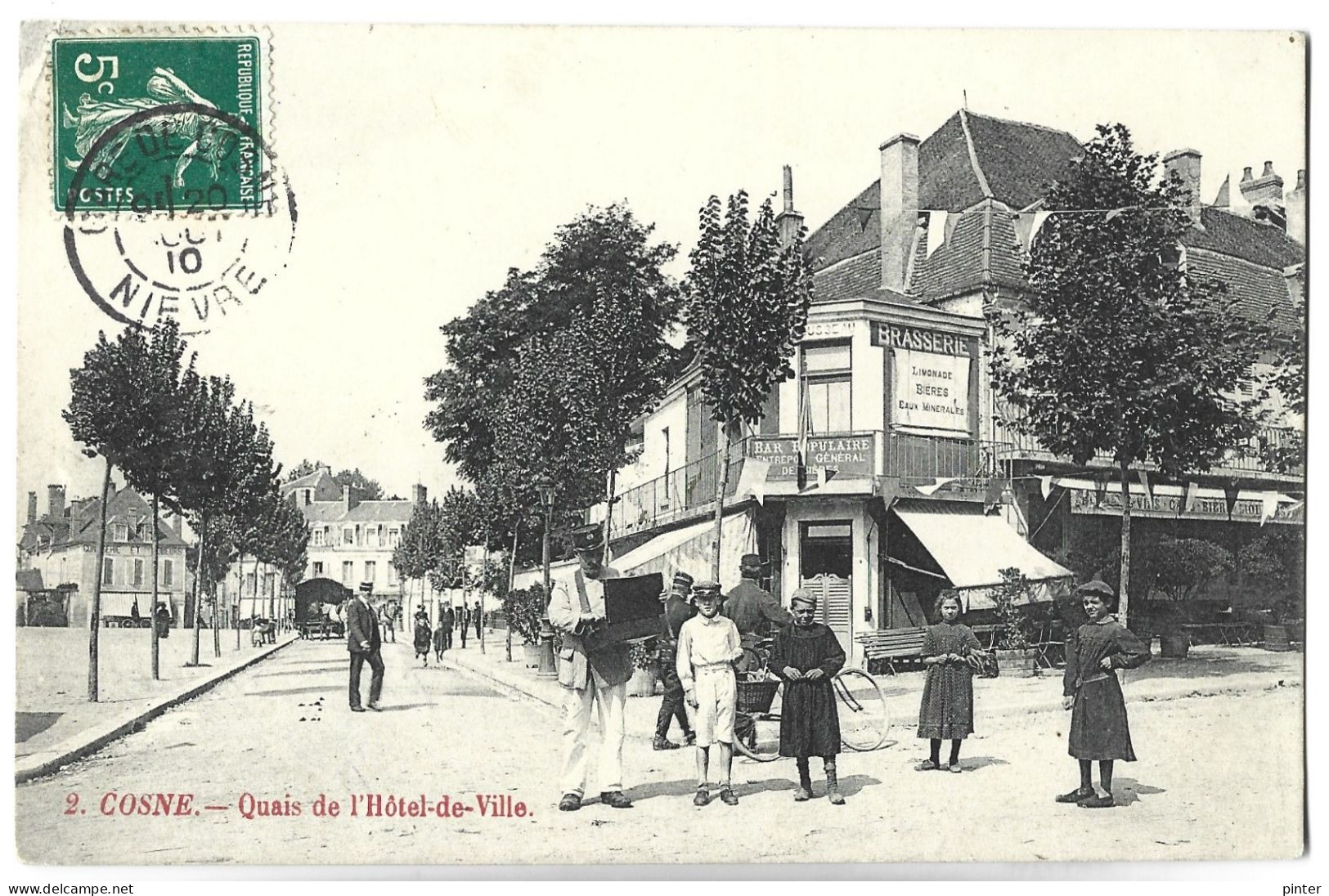 COSNE - Quais De L'Hôtel De Ville - Facteur - Cosne Cours Sur Loire