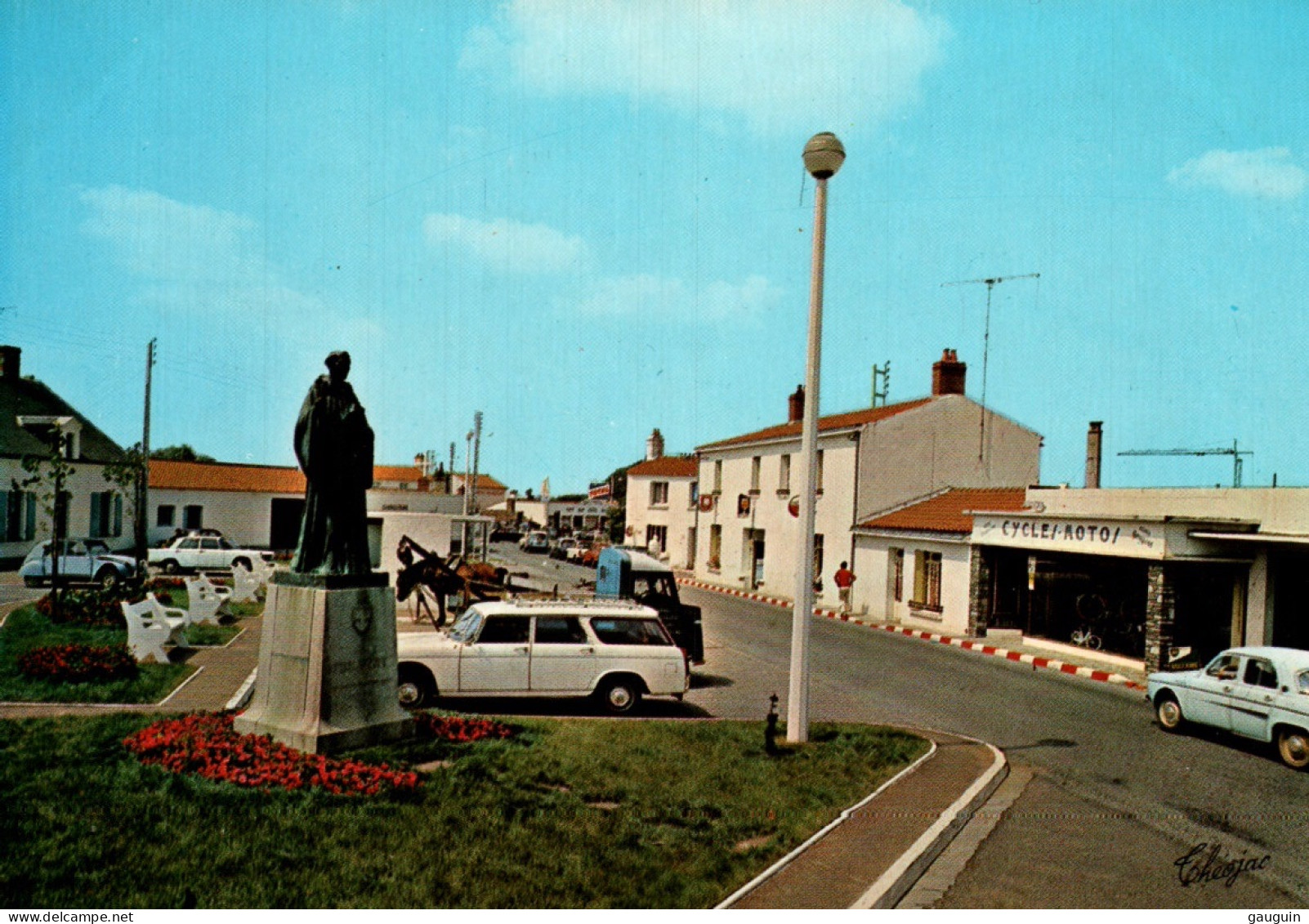 CPM - BEAUVOIR S/MER - Place St Philbert (voitures) - Edition Théojac - Beauvoir Sur Mer