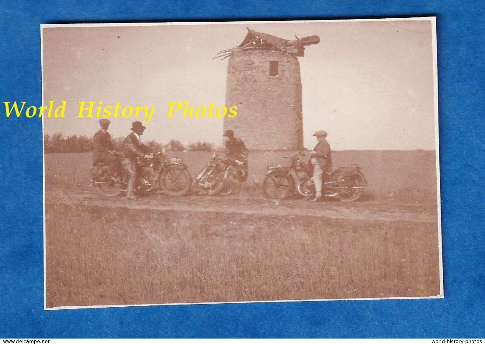 Photo Ancienne Snapshot - Moulin à Vent à Situer - Rendez Vous De Motard - Vers 1930 - Moto à Identifier Garçon Fille ? - Coches