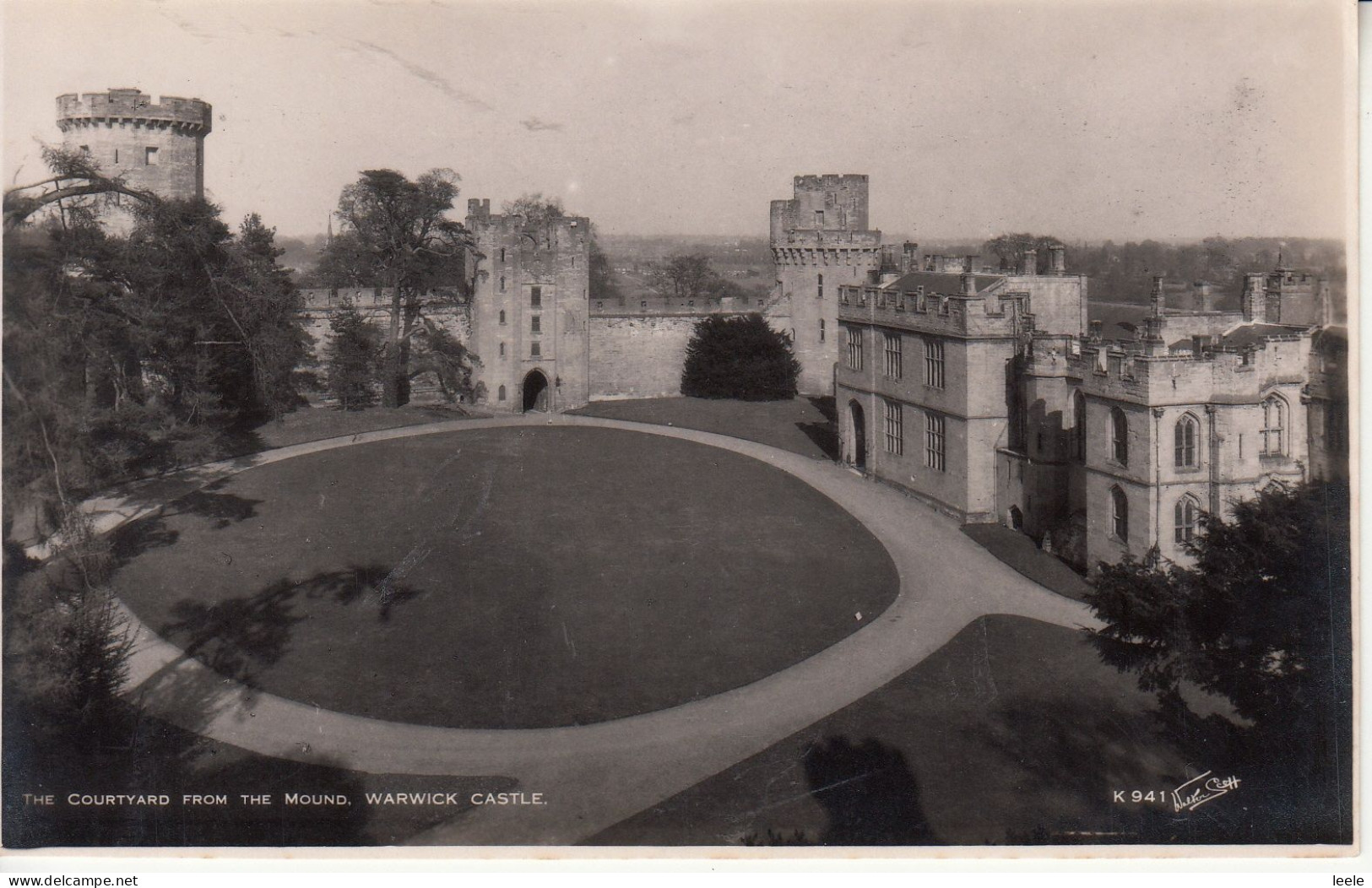 A53. Vintage Postcard. The Courtyard From The Mound. Warwick Castle - Warwick