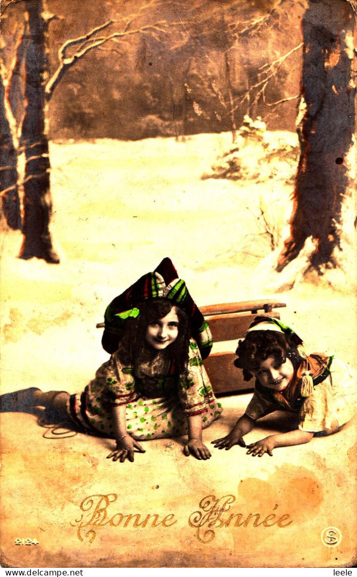 A51. Vintage French Greetings Postcard.Children In Snow.Fallen Off Toboggan? - Gruppen Von Kindern Und Familien