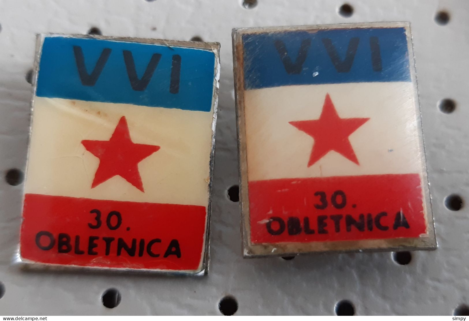Flag Of Socialist Federal Republic Of Yugoslavia Coat Of Arms Flag Blason Vintage  Pins - Städte