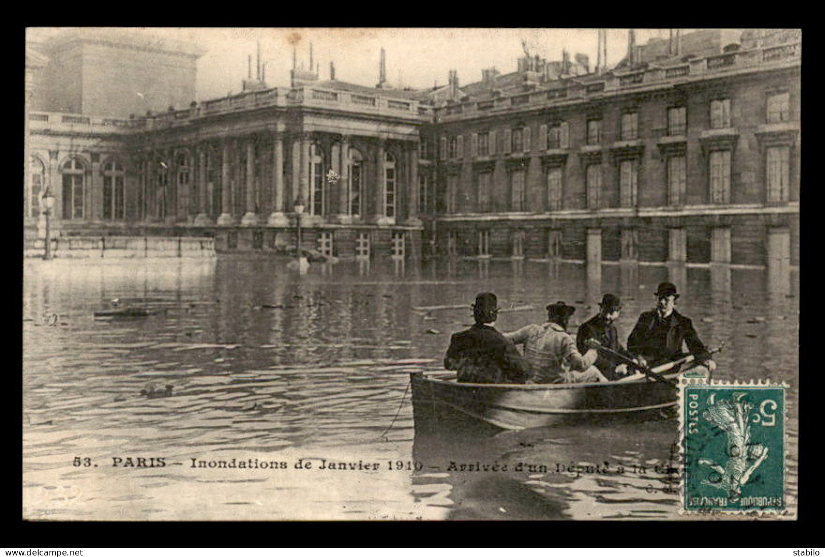 75 - PARIS - INONDATIONS DE JANVIER 1910 - ARRIVEE EN BARQUE D'UN DEPUTE A LA CHAMBRE  - De Overstroming Van 1910