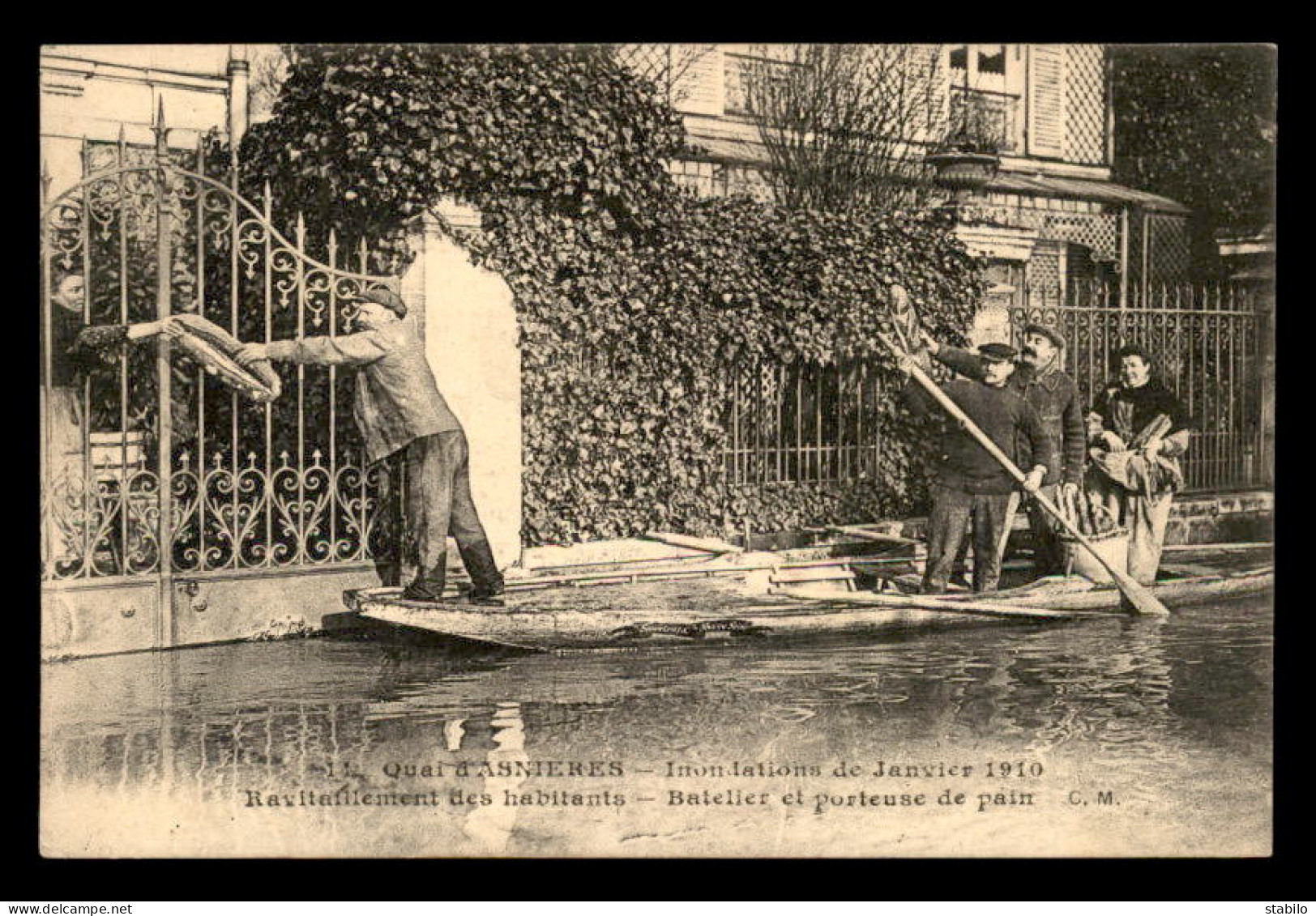 75 - PARIS - INONDATIONS DE JANVIER 1910 - QUAI D'ASNIERES - RAVITAILLEMENT  - BATELIER ET PORTEUSE DE PAIN - De Overstroming Van 1910