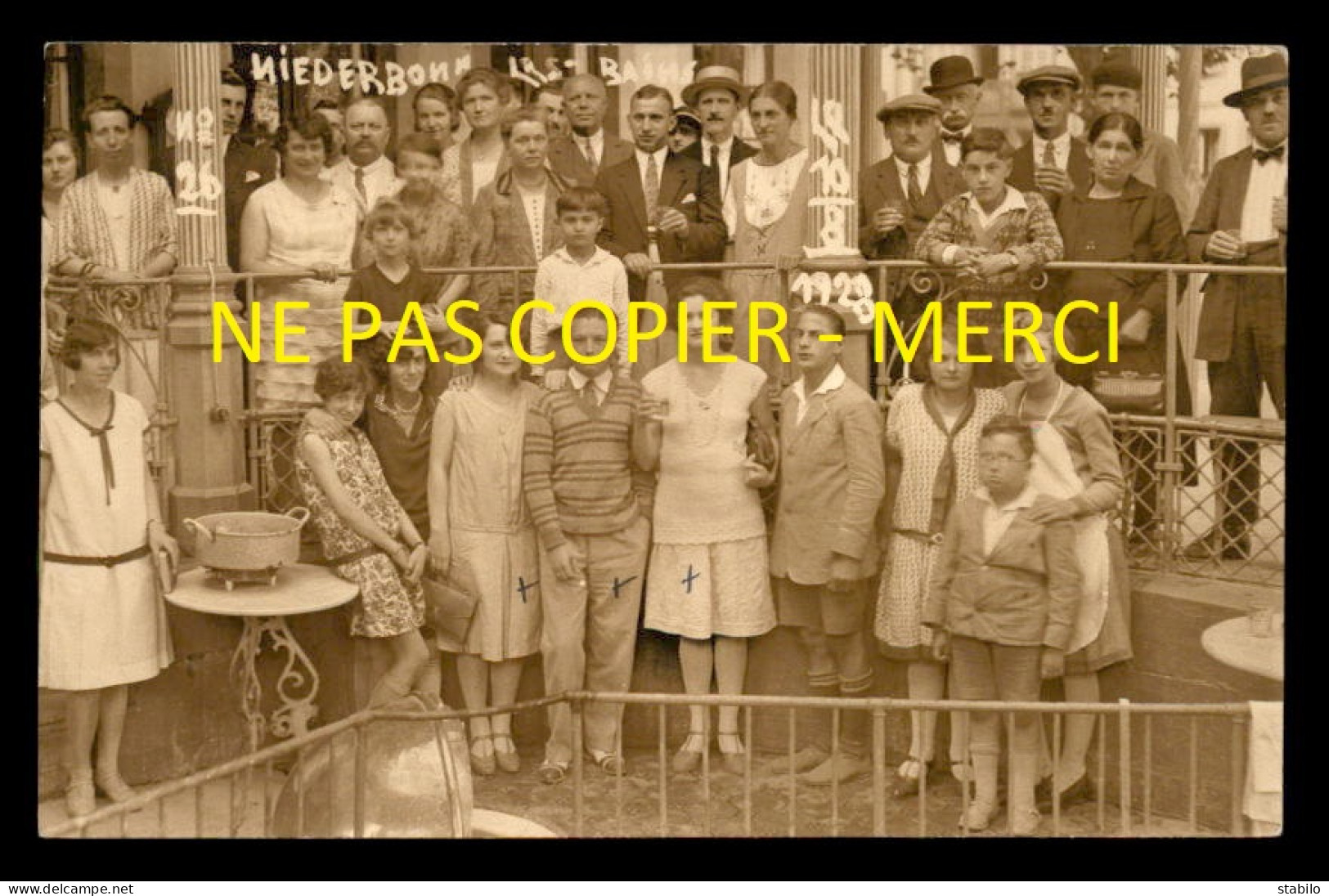 67 - NIEDERBRONN LES BAINS - LA SOURCE THERMALE - CARTE PHOTO D'UN GROUPE DE CURISTES PAR MARCEL STUPFLER - Niederbronn Les Bains