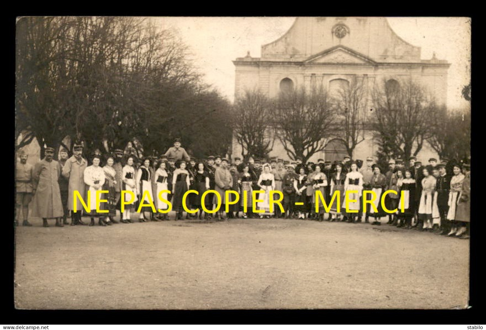 68 - NEUF-BRISACH - POILUS ET ALSACIENNES SUR LA PLACE D'ARMES DEVANT L'EGLISE - CARTE PHOTO ORIGINALE - Neuf Brisach