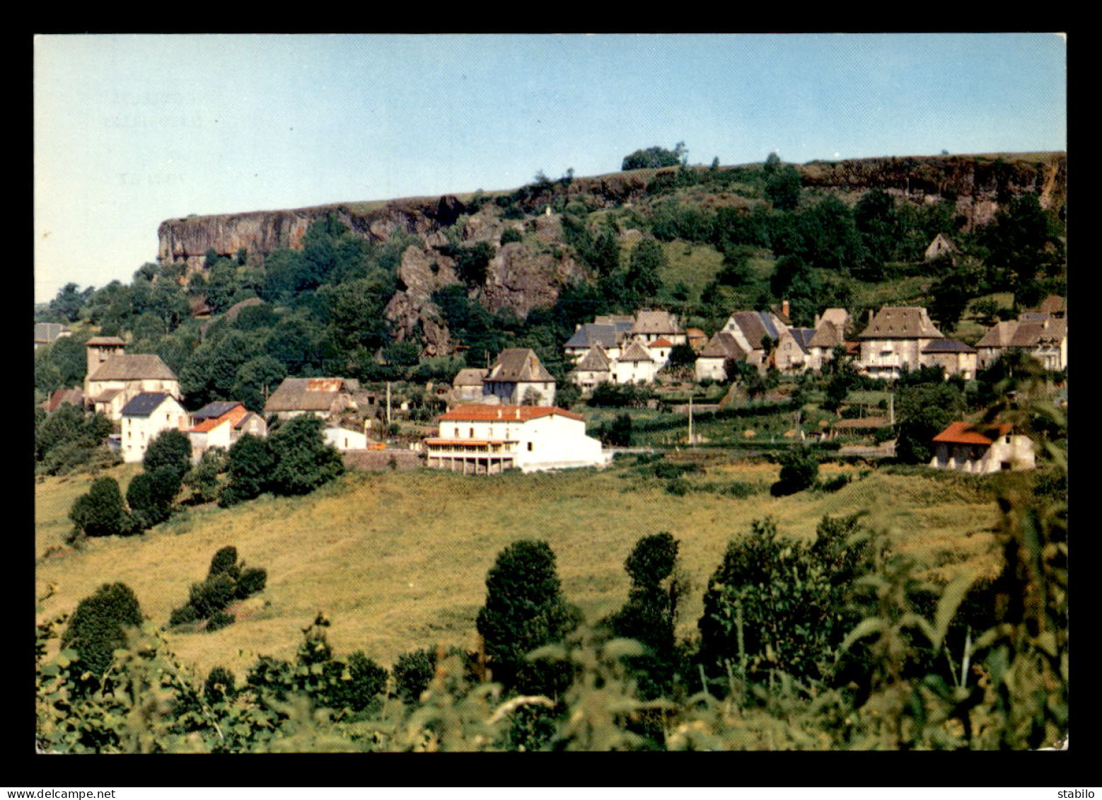 15 - CARLAT - LE BOURG ET LE ROCHER - Carlat