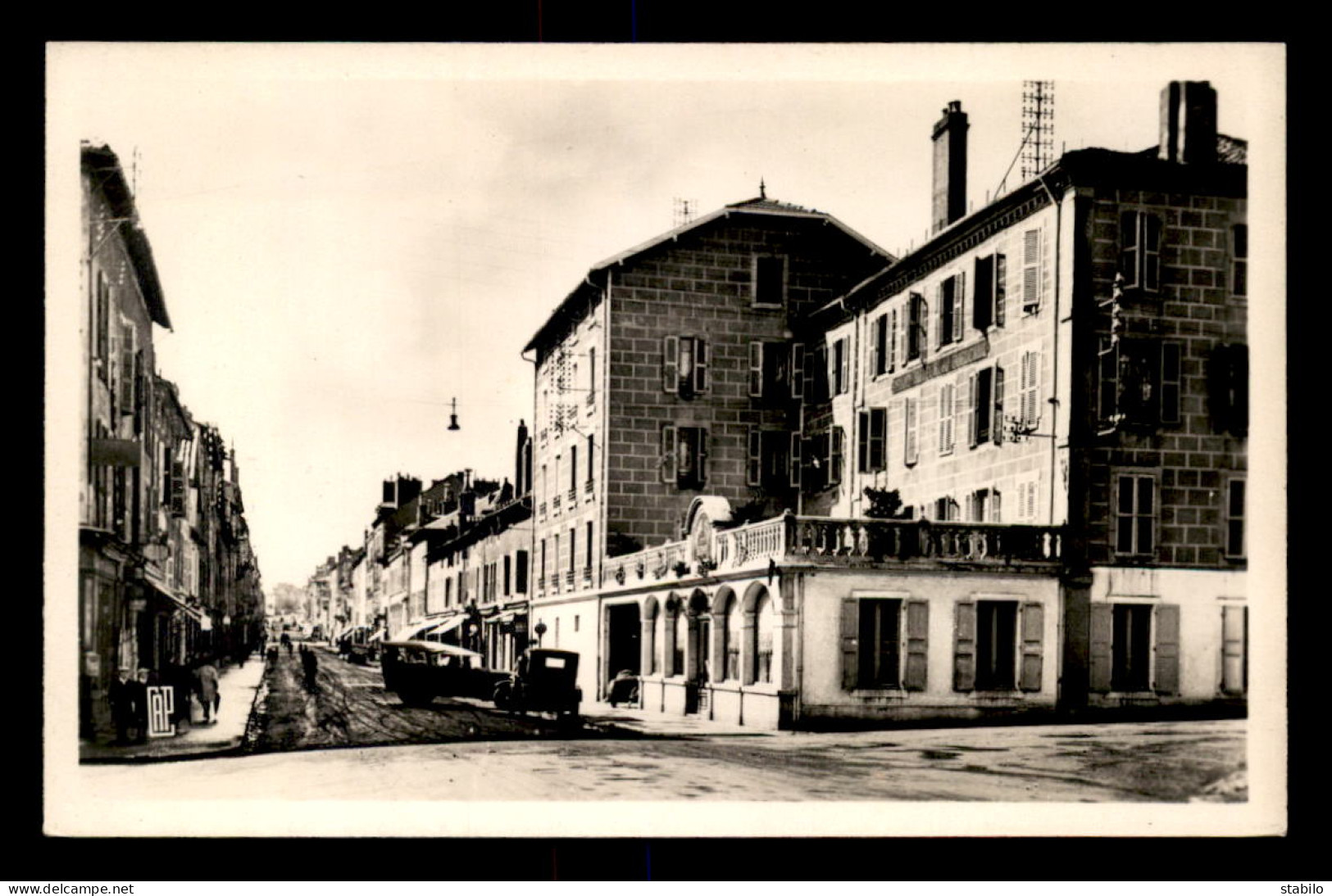 15 - AURILLAC - AVENUE DE LA REPUBLIQUE ET HOTEL DE BORDEAUX - Aurillac