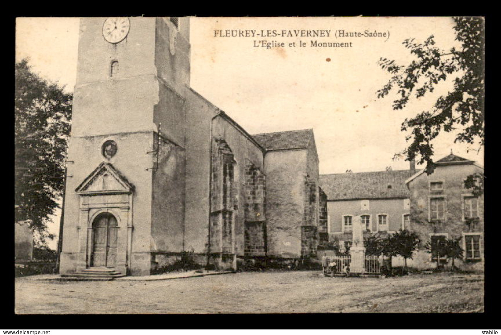 70 - FLEUREY-LES-FAVERNEY -  L'EGLISE ET LE MONUMENT - Autres & Non Classés