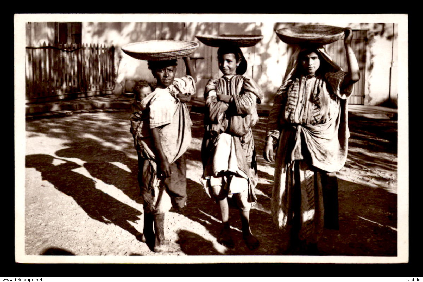 SCENES ET TYPES - MAROC - JEUNES ARABES SORTANT DES PLATEAUX DE GRAINS - EDITEUR LA CIGOGNE - Autres & Non Classés