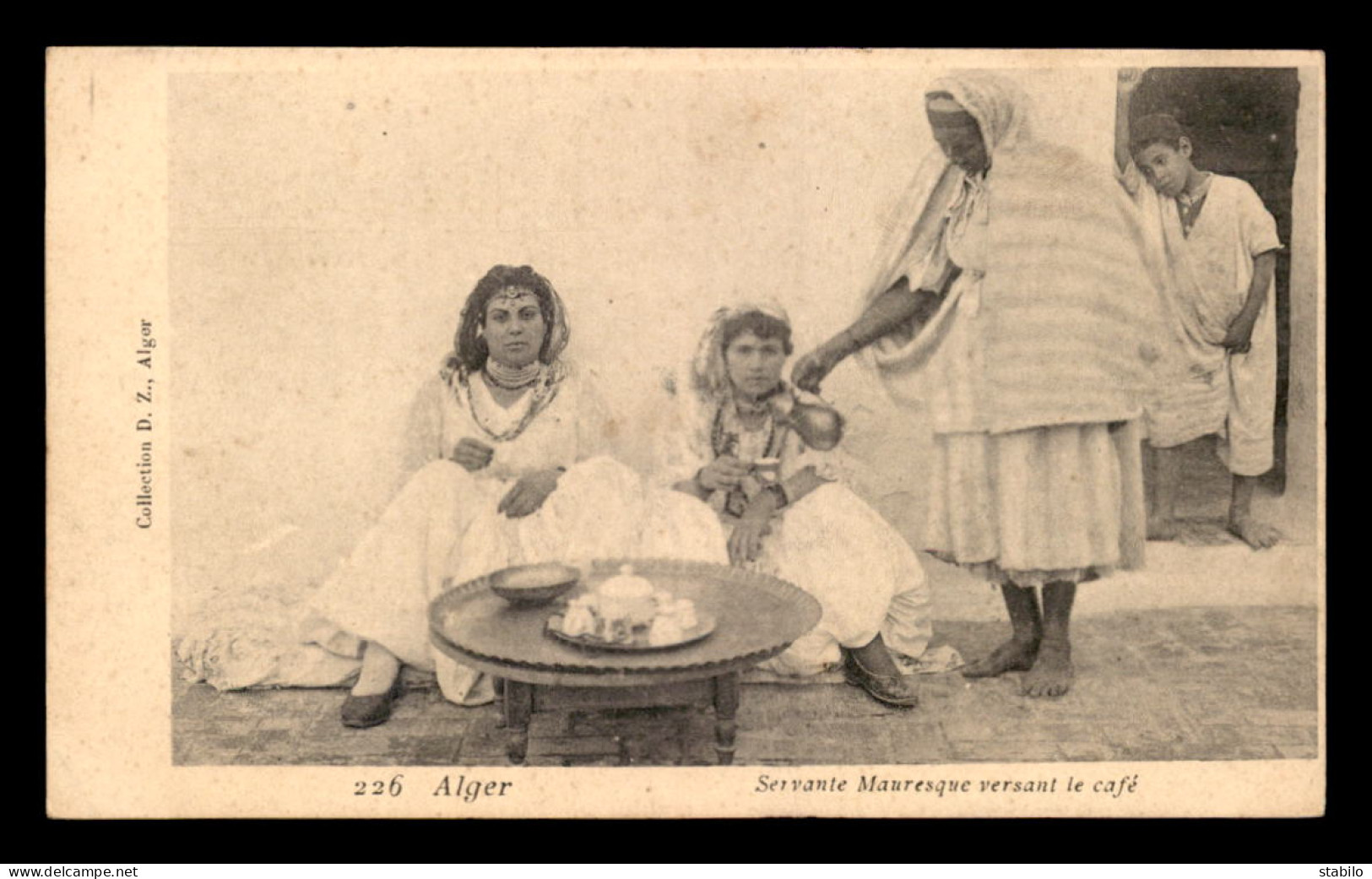 SCENES ET TYPES - SERVANT MAURESQUE VERSANT LE CAFE - EDITEUR D.Z. - Scene & Tipi