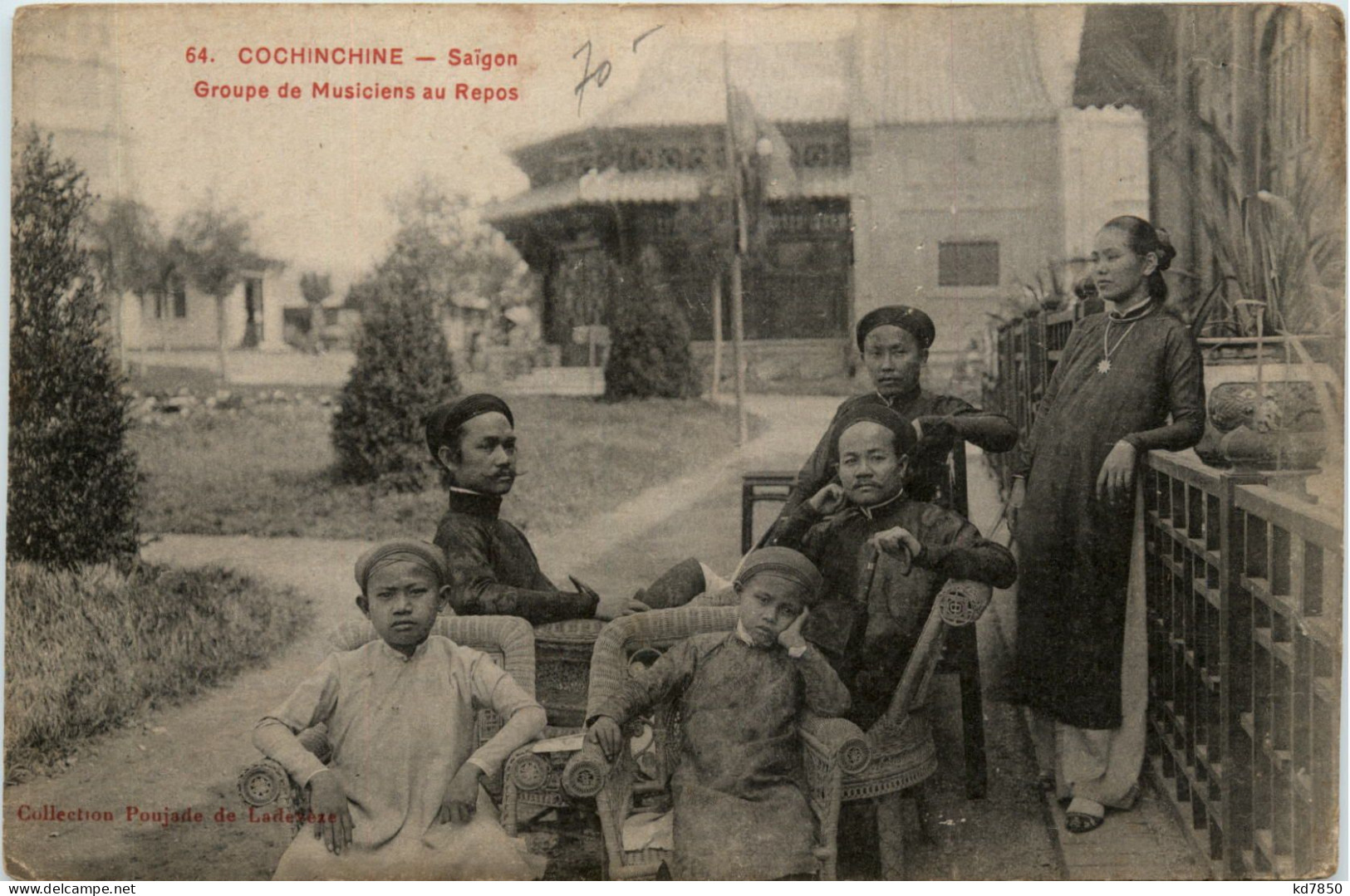 Saigon - Groupe De Musiciens Au Repos - Vietnam