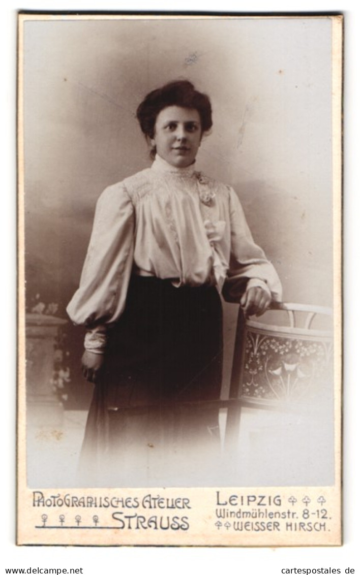 Fotografie Atelier Strauss, Leipzig-Weisser Hirsch, Windmühlenstrasse 8-12, Portrait Junge Dame In Hübscher Bluse  - Anonyme Personen