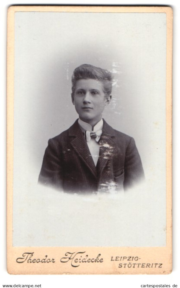 Fotografie Theodor Heidecke, Leipzig-Stötteritz, Portrait Junger Mann Im Anzug Mit Fliege  - Anonieme Personen