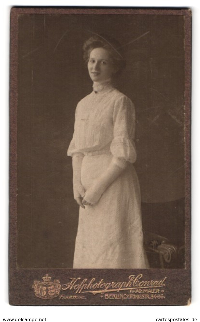 Fotografie Rudolph Conrad, Berlin, Königstrasse 34-36, Portrait Junge Dame Im Weissen Kleid  - Anonieme Personen