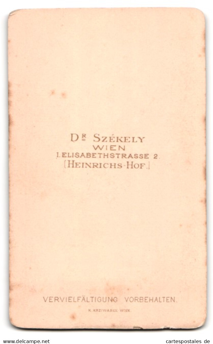 Fotografie Dr. Szekely, Wien, Elisabethstr. 2, Niedliches Baby Auf Sofa Sitzend  - Personnes Anonymes