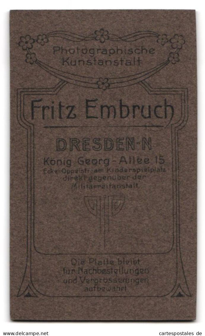 Fotografie Fritz Embruch, Dresden-N, König Georg-Allee 15, Portrait Halbwüchsiger Knabe Im Anzug Mit Zeitung  - Personnes Anonymes