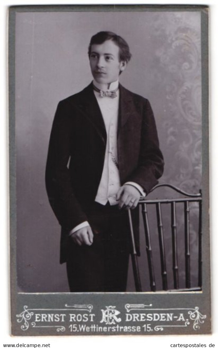 Fotografie Ernst Rost, Dresden-A, Wettinerstrasse 15, Portrait Junger Herr In Eleganter Kleidung  - Personnes Anonymes
