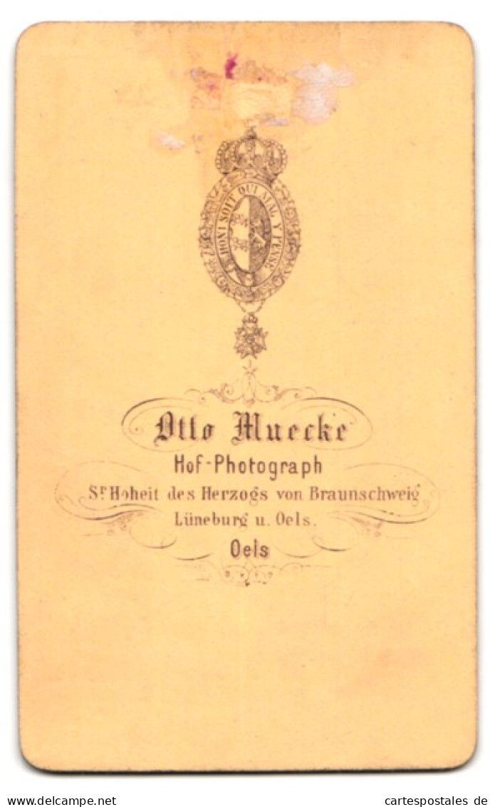 Fotografie Otto Muecke, Oels, Kleinkind In Extravaganter Kleidung  - Anonymous Persons