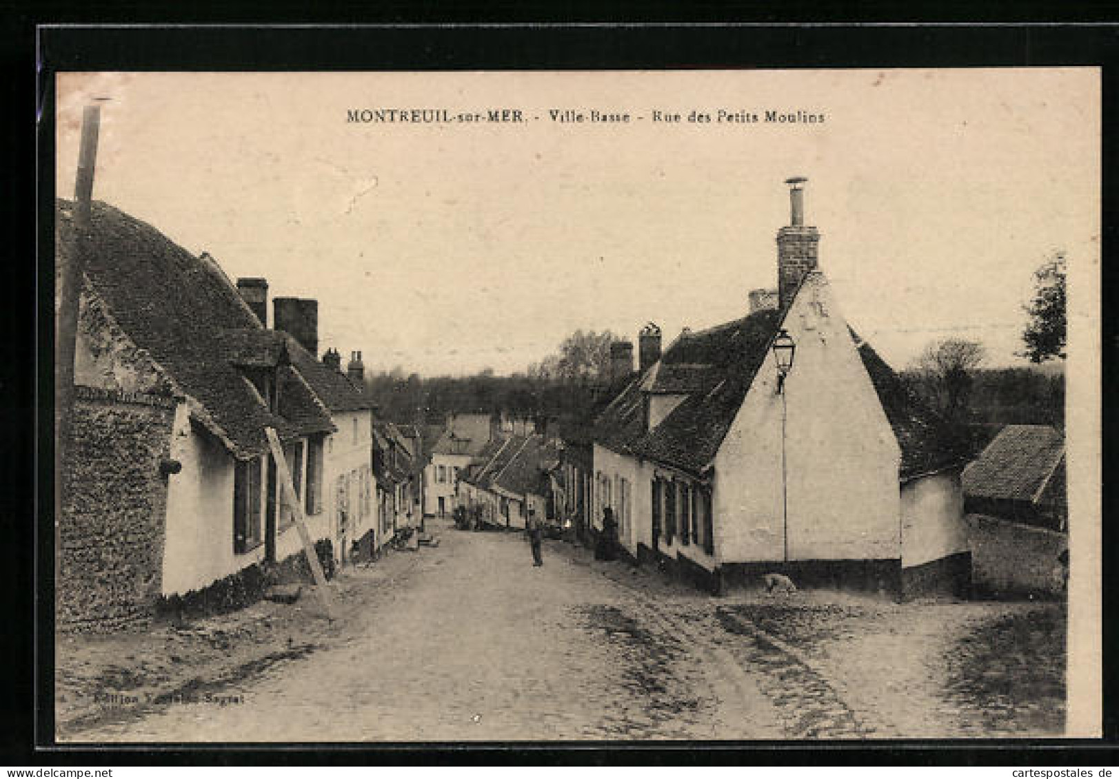 CPA Montreuil-sur-Mer, Ville Basse, Rue Des Petits Moulins  - Montreuil