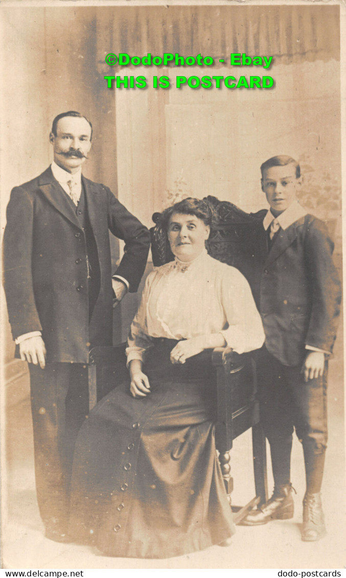 R432338 Family Photo. A Woman Is Sitting On A Chair. Next To A Man With A Mustac - Welt