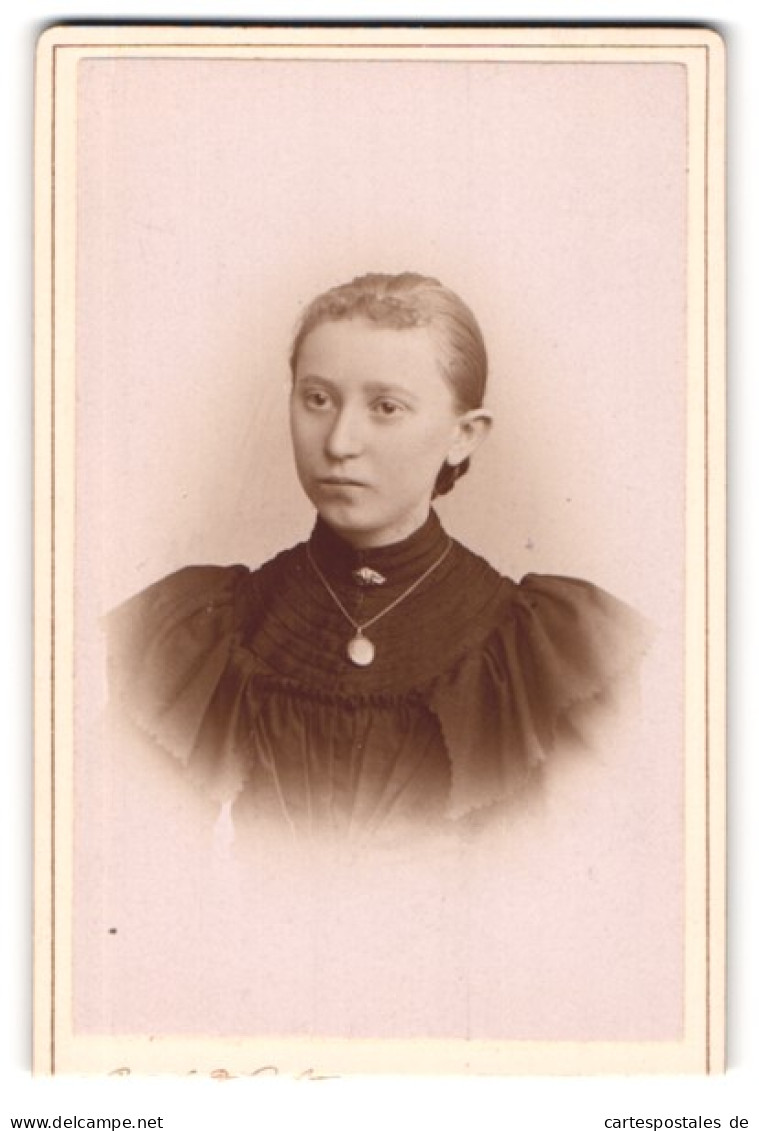 Fotografie Carl Koch, Hamburg, Neuerwall 30, Portrait Mädchen Mit Halskette & Kragenbrosche Im Schwarzen Kleid  - Anonymous Persons