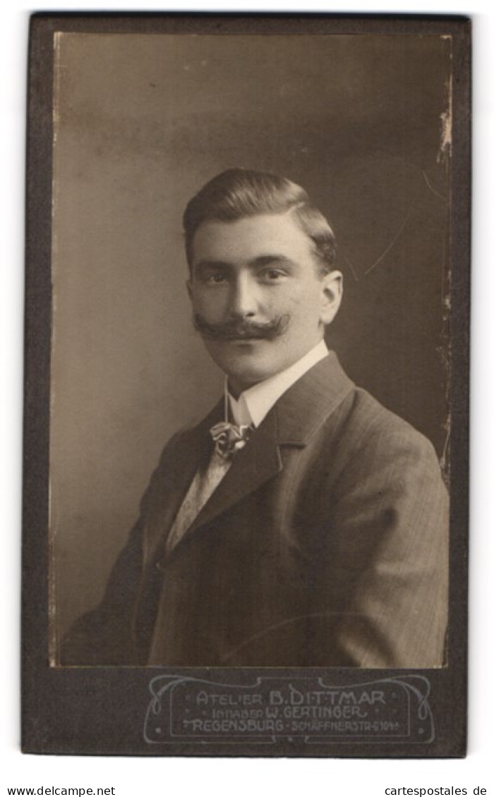 Fotografie Atelier B. Dittmar, Regensburg, Schäffnerstrasse G 104, Junger Herr Mit Moustache Im Gestreiften Massanzug  - Anonieme Personen