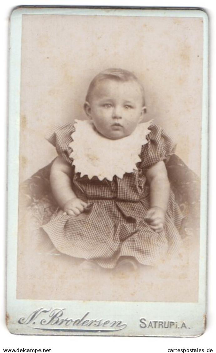 Fotografie N. Brodersen, Satrup I. A., Baby Mit Latz Im Karierten Kleidchen  - Personnes Anonymes