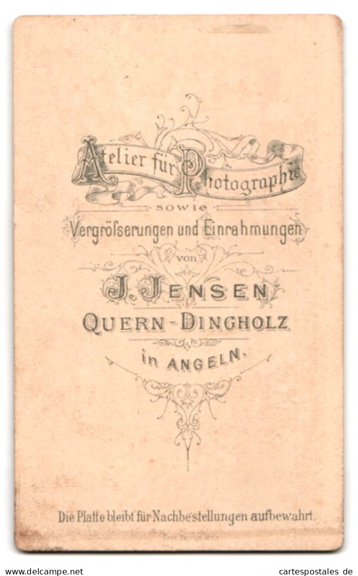 Fotografie J. Jensen, Quern-Dingholz In Angeln, Kleinkind Im Weissen Kleid Auf Stuhl Stehend  - Persone Anonimi