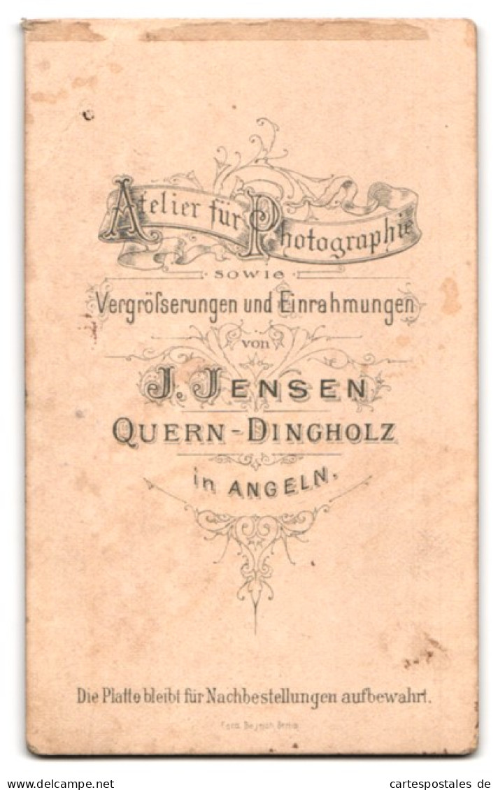 Fotografie J. Jensen, Quern-Dingholz In Angeln, Knabe Im Festlichen Gewand An Stuhl Lehnend  - Persone Anonimi