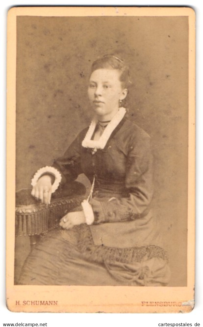 Fotografie H. Schumann, Flensburg, Holm 579, Portrait Hübsche Junge Dame Im Sonntagskleid  - Anonieme Personen