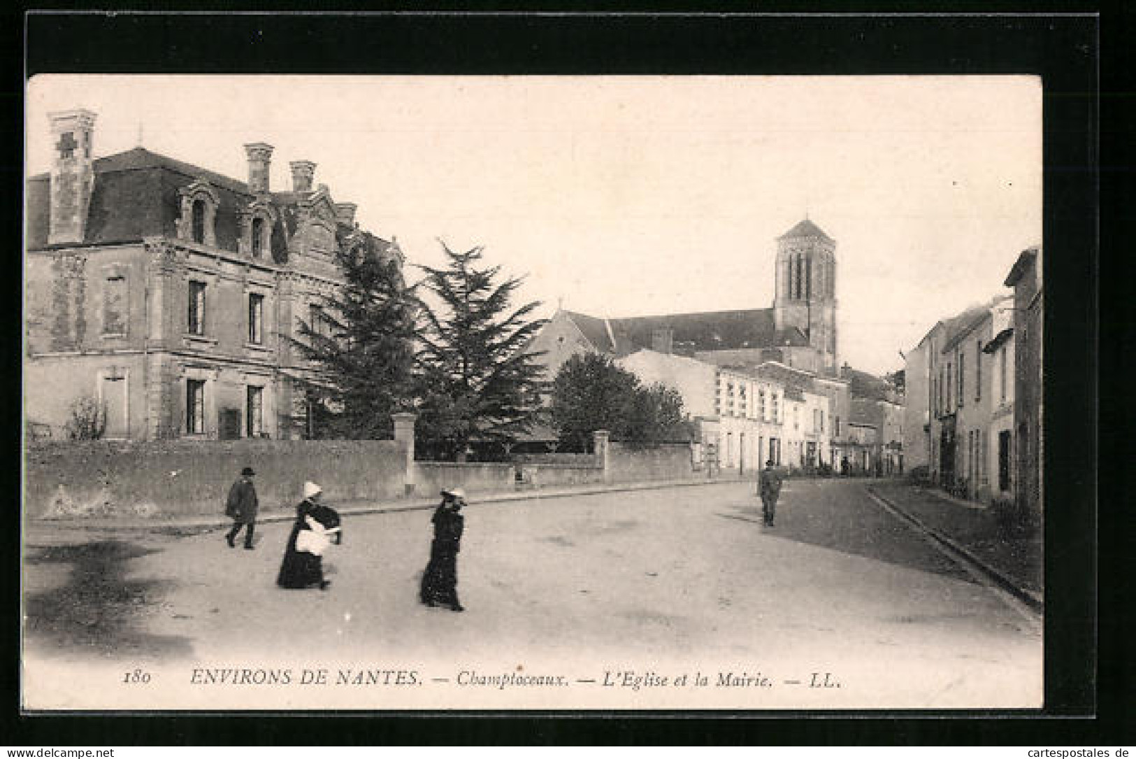 CPA Champtoceaux, L`Eglise Et La Mairie  - Champtoceaux