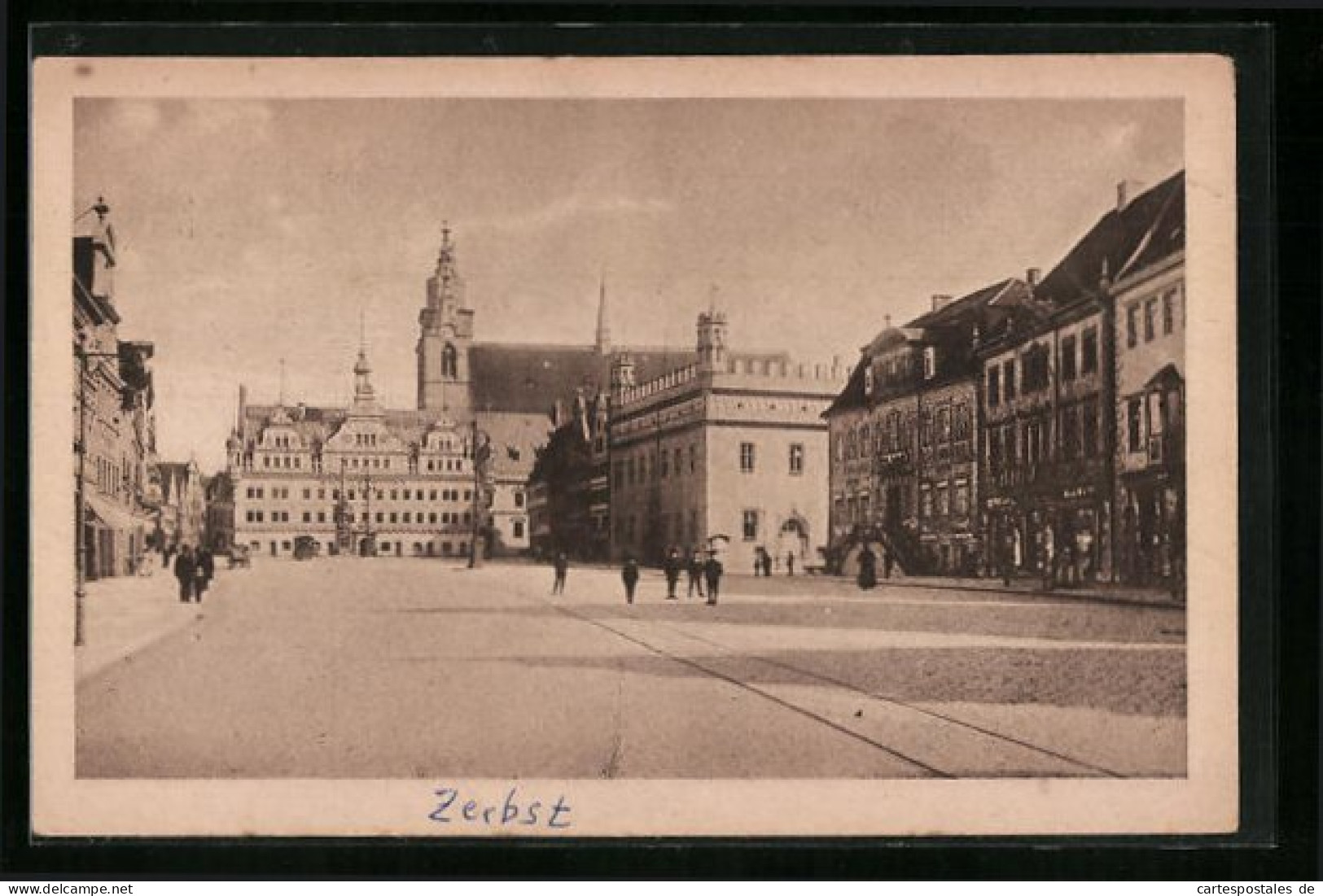 AK Zerbst, Strassenpartie Am Marktplatz Mit Passanten  - Zerbst