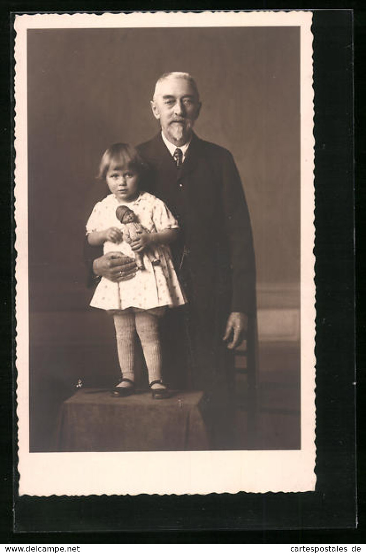 Foto-AK Mädchen Mit Puppe Und Grossvater  - Used Stamps