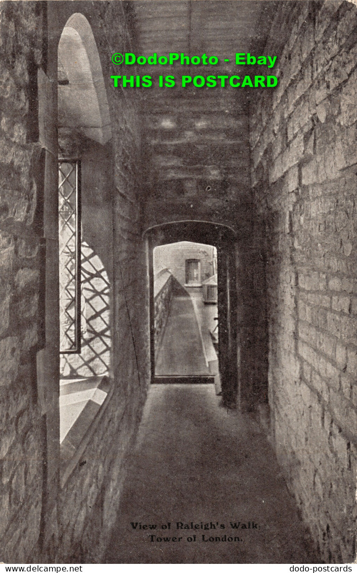 R432966 View Of Raleighs Walk. Tower Of London. Gale And Polden. 1363. Bloody To - Autres & Non Classés