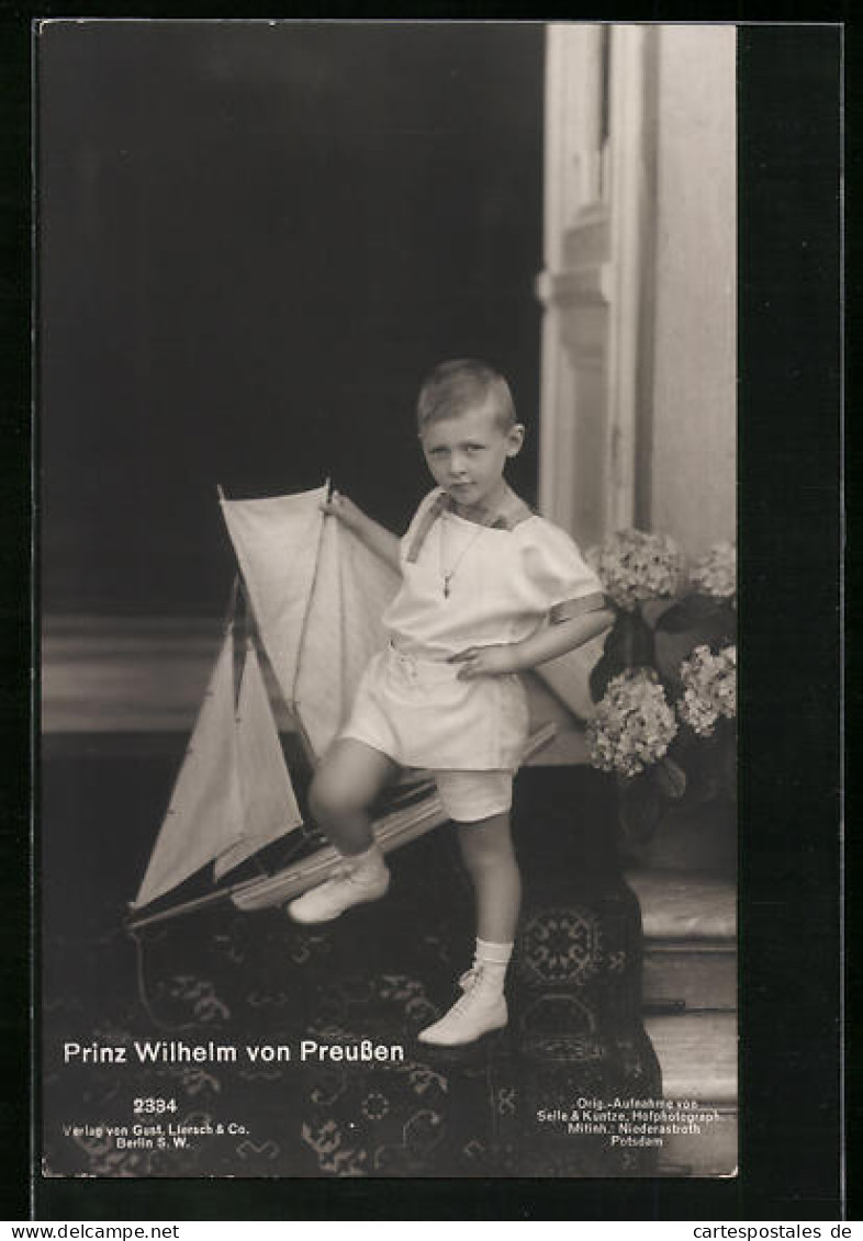 AK Prinz Wilhelm Von Preussen Mit Seinem Spielzeugschiff Neben Hortensien  - Royal Families
