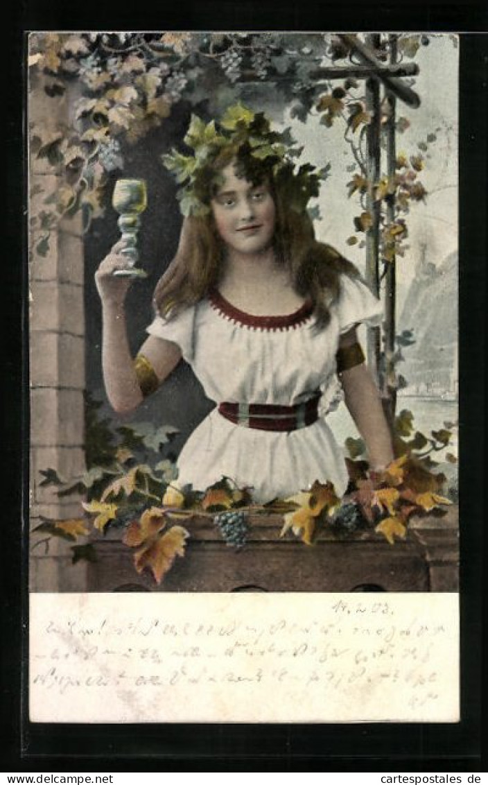 AK Mädchen Mit Weinblättern Im Haar Hebt Das Weinglas Zum Gruss  - Vigne