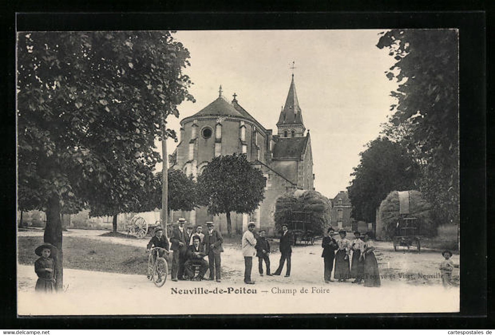 CPA Neuville-de-Poitou, Champ De Foire  - Neuville En Poitou