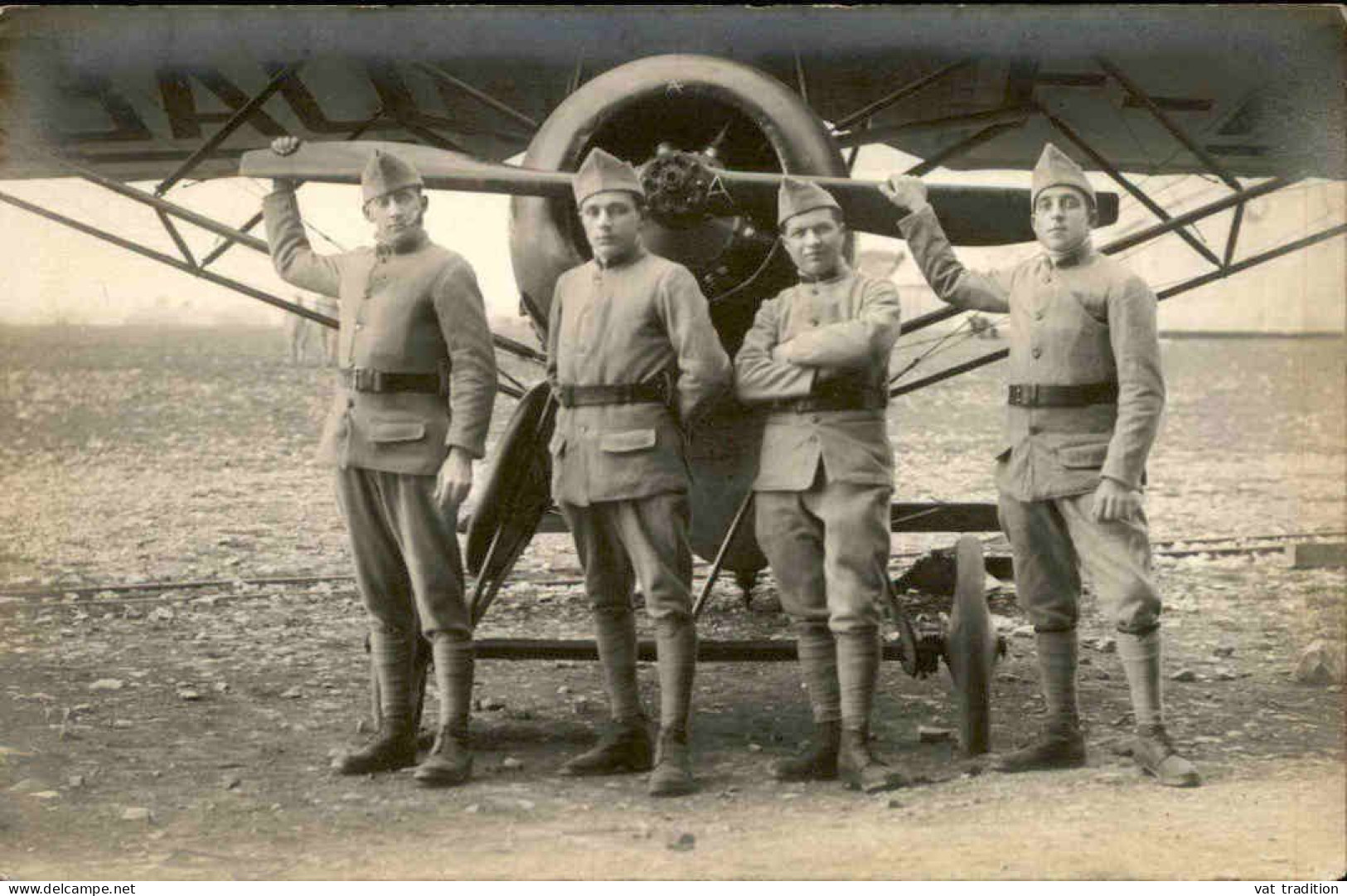 AVIATION -  Carte Postale Photo D'un Avion En Gros Plan Avec Personnages ( Militaires ) - L 152053 - 1914-1918: 1ère Guerre