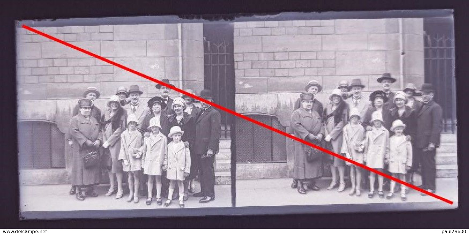 Photo Négatif Sur Plaque De Verre, Femmes, Enfants, Hommes, Costumes, Bâtiment, Portail, Marches, Années 1930. - Glasdias