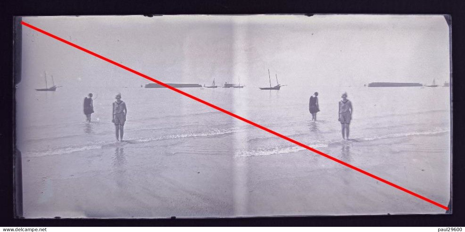 Photo Négatif Sur Plaque De Verre, Femmes, Enfants, Plage, Maillot De Bains, Mer, Bateaux, Voiliers, Années 1930. - Glasplaten