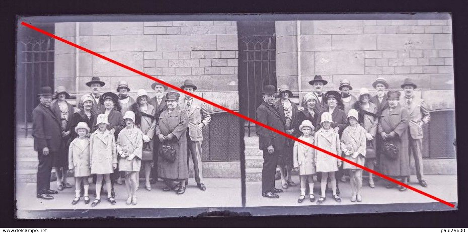 Photo Négatif Sur Plaque De Verre, Femmes, Enfants, Hommes, Costumes, Bâtiment, Portail, Marches, Années 1930. - Glass Slides