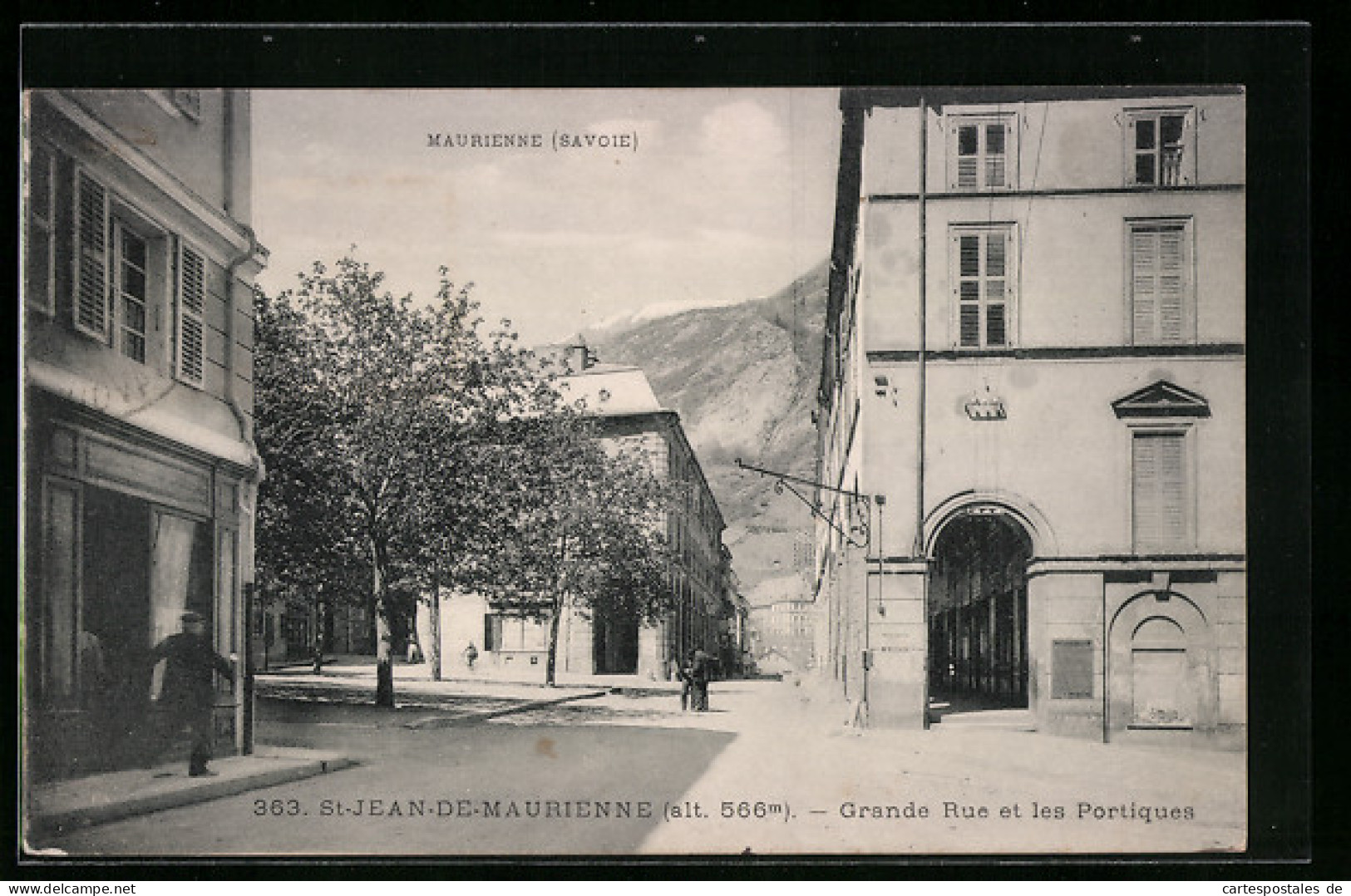 CPA St-Jean-de-Maurienne, Grande Rue Et Les Portiques  - Saint Jean De Maurienne