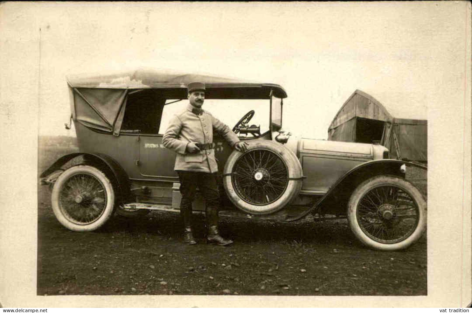 AUTOMOBILES -  Carte Postale Photo D'une Voiture Avec Un Soldat - L 152081 - PKW