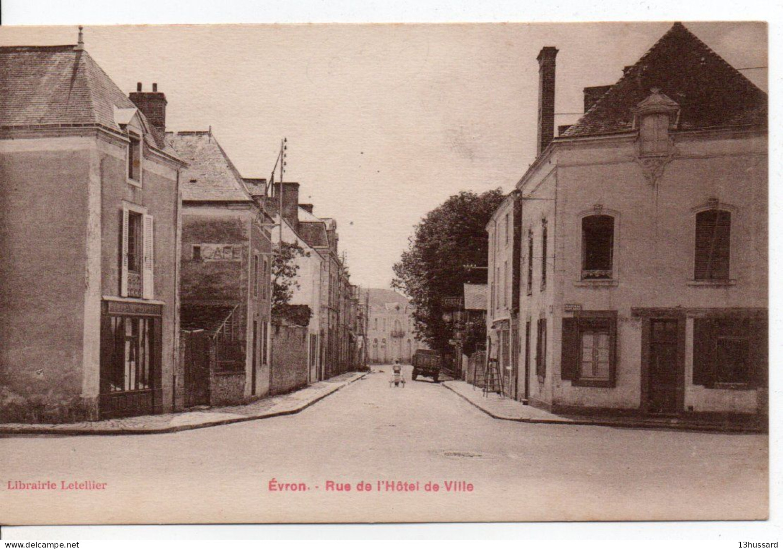 Carte Postale Ancienne Evron - Rue De L'Hôtel De Ville - Evron