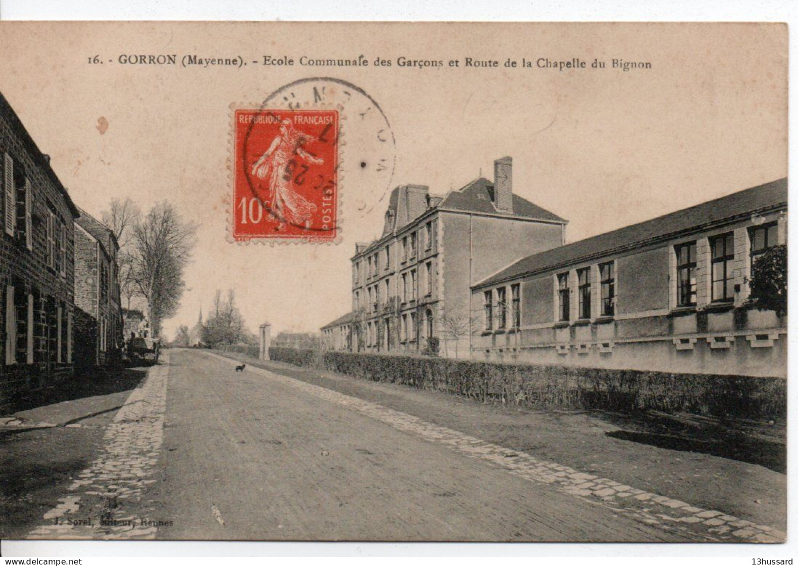 Carte Postale Ancienne Gorron - Ecole Communale Des Garçons Et Route De La Chapelle Du Bignon - Gorron