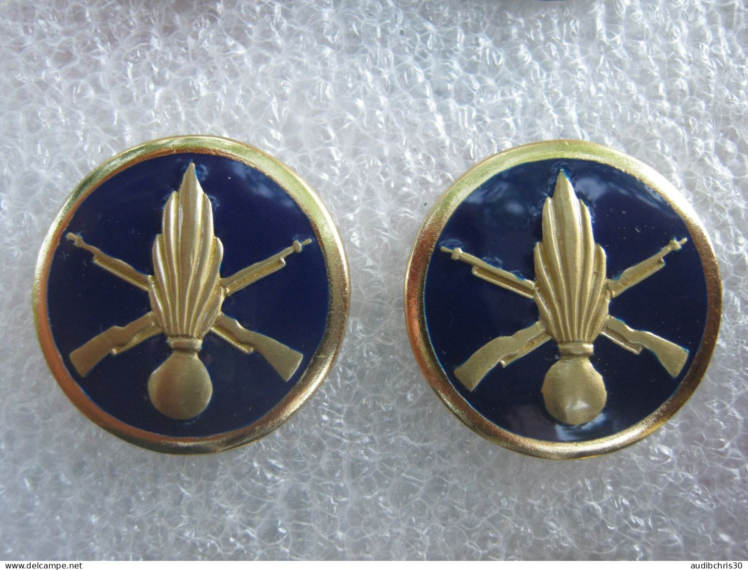 2 INSIGNES DE COL ARMEE FRANCAISE INFANTERIE (fond Bleu Nuit) ETAT EXCELLENT - Esercito