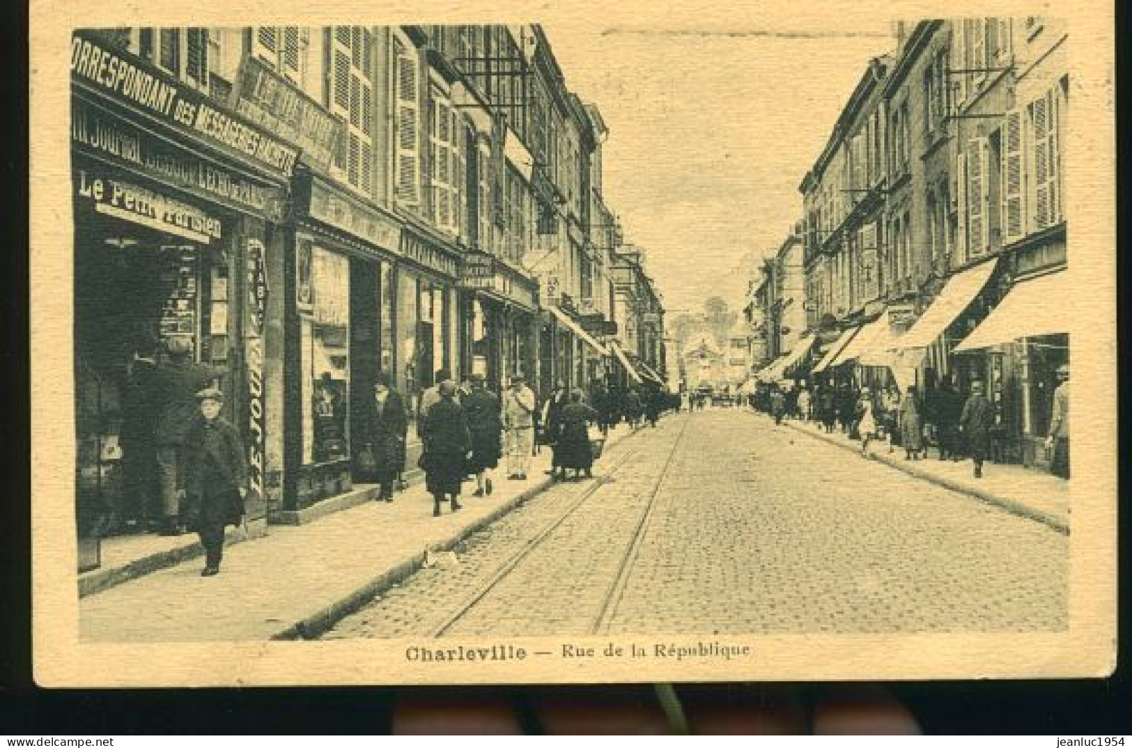 CHARLEVILLE RUE DE LA REPUBLIQUE                                    (    Mes Cartes Ne Sont Pas Jaunies ) - Charleville